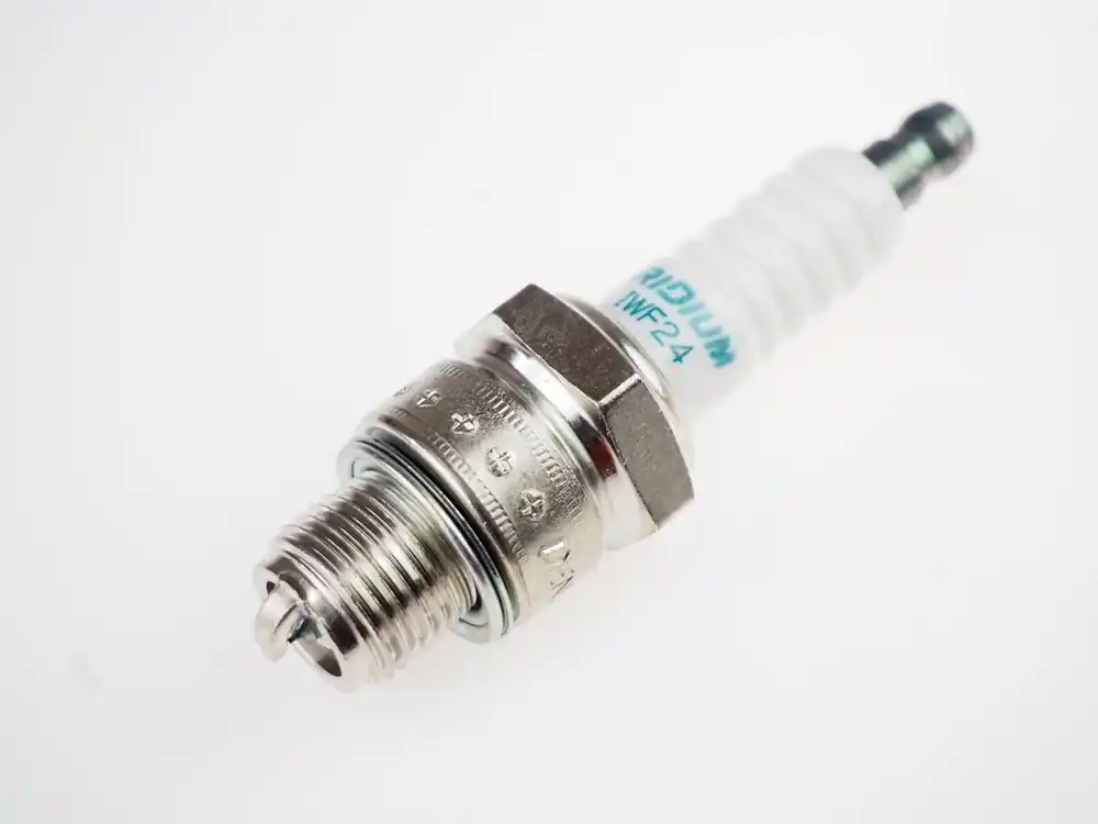 Gratis Versand Denso Iridium Power Zündkerze IWF24 passend für Derbi Vamos 50 FL (Bj 95-)