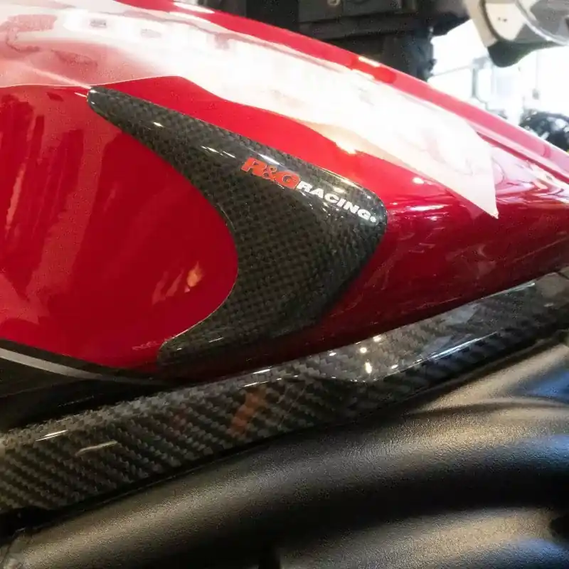 Zertifiziert R&G Carbon Tank Protektor Set passend für Triumph Speed Triple 1200 RS / RR ab 2021